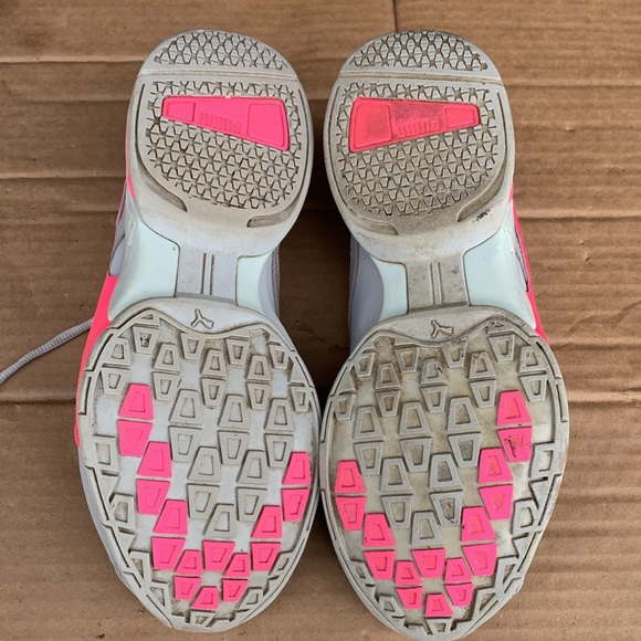 Women’s size 10 Puma tennis shoes. - Picture 4 of 5